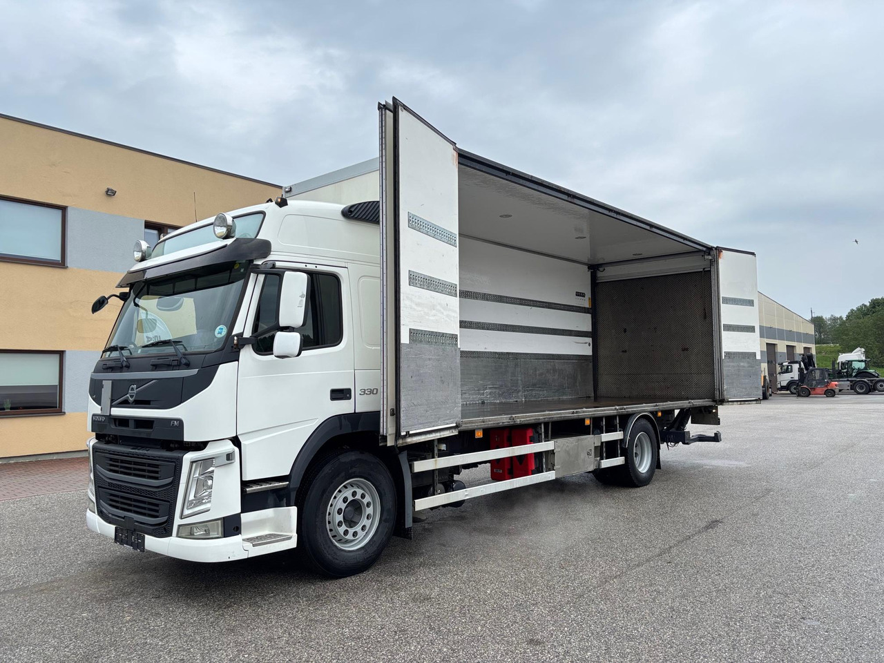 VOLVO FM330 - 박스 트럭 : 사진 4 VOLVO FM330 - 박스 트럭 : 사진 4