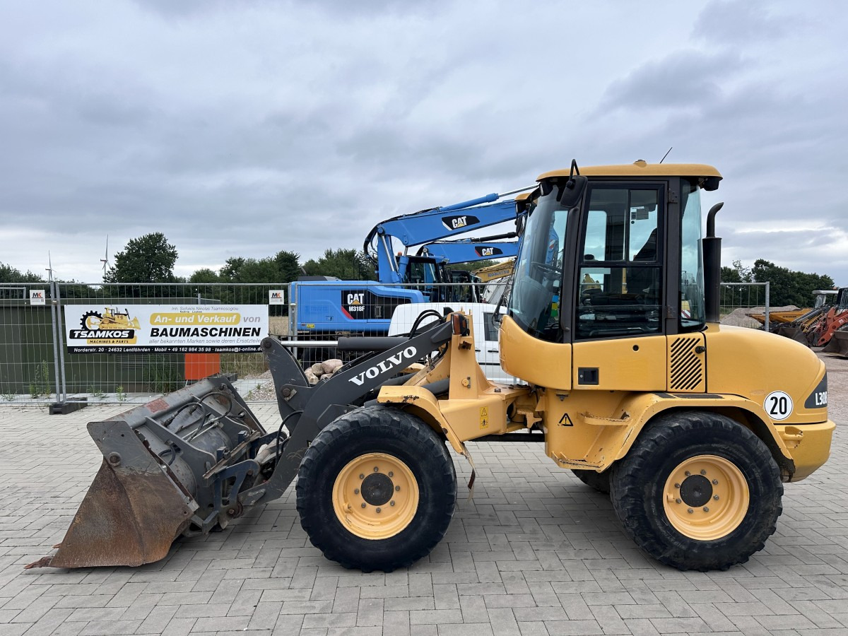 VOLVO L 30 B PRO 3er Kreis Klappschaufel+Palettengabel - 휠 로더 : 사진 1 VOLVO L 30 B PRO 3er Kreis Klappschaufel+Palettengabel - 휠 로더 : 사진 1