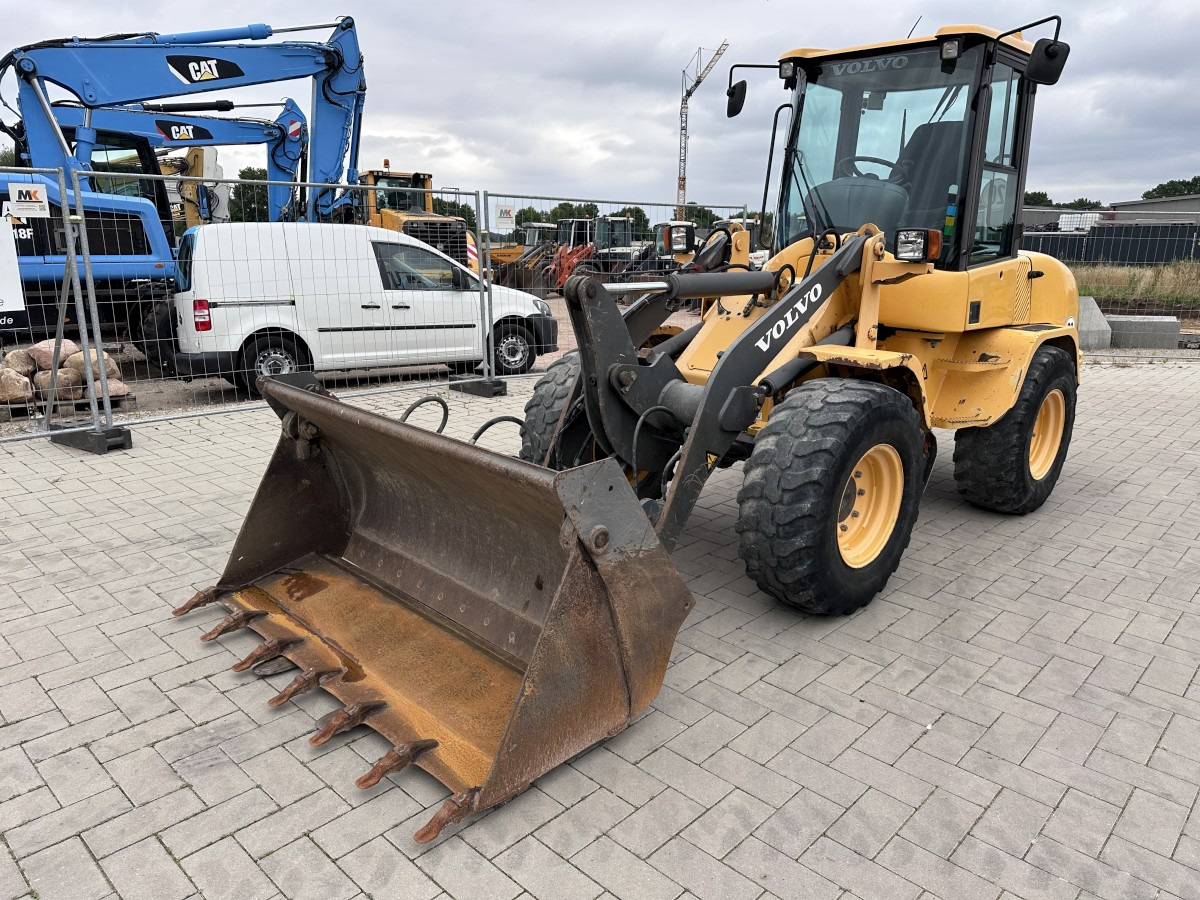 VOLVO L 30 B PRO 3er Kreis Klappschaufel+Palettengabel - 휠 로더 : 사진 3 VOLVO L 30 B PRO 3er Kreis Klappschaufel+Palettengabel - 휠 로더 : 사진 3