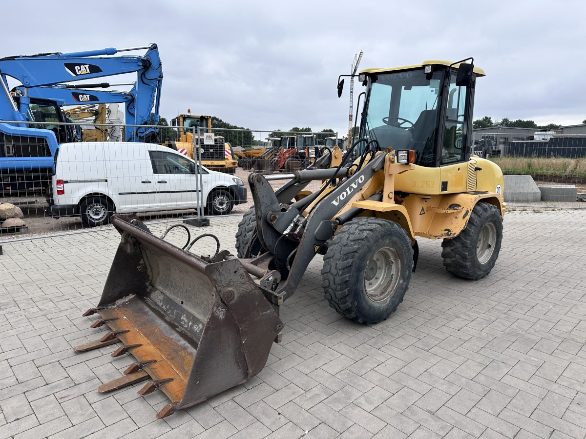 VOLVO L 30 B PRO 3er Kreis Klappschaufel+Palettengabel - 휠 로더 : 사진 3 VOLVO L 30 B PRO 3er Kreis Klappschaufel+Palettengabel - 휠 로더 : 사진 3