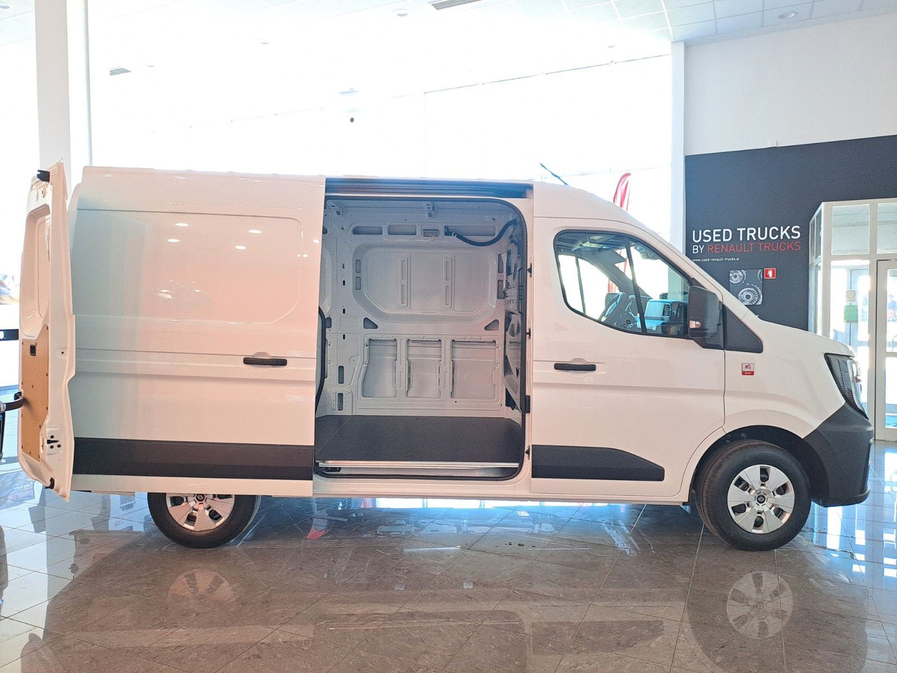 Renault Master L2H2 150 - NAV Klimaaut. Holzb. 270° - 패널 밴 : 사진 4 Renault Master L2H2 150 - NAV Klimaaut. Holzb. 270° - 패널 밴 : 사진 4