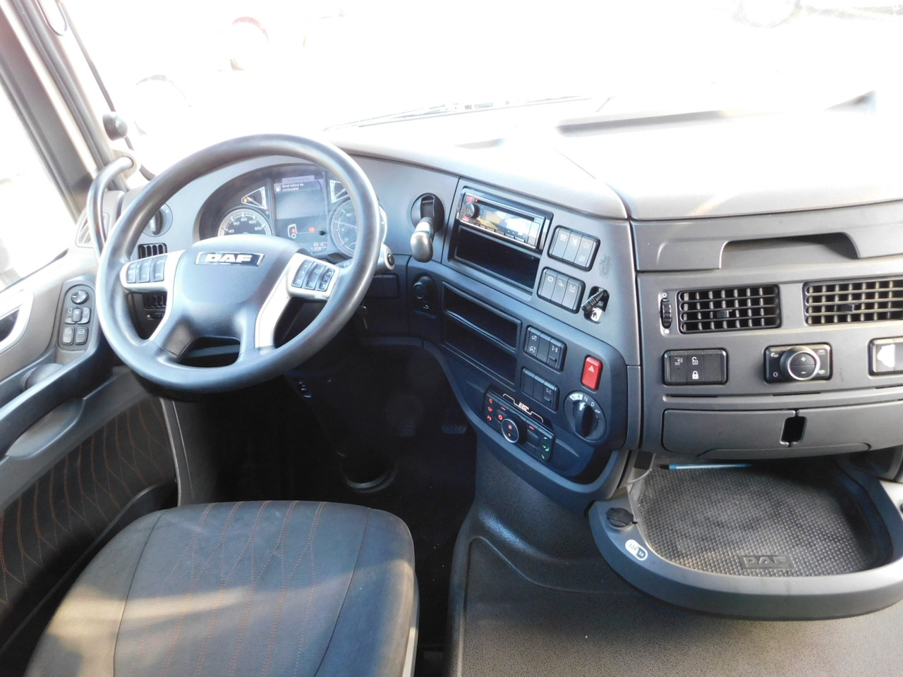 Interior photo 1: 트랙터 유닛 Daf Xf480ft