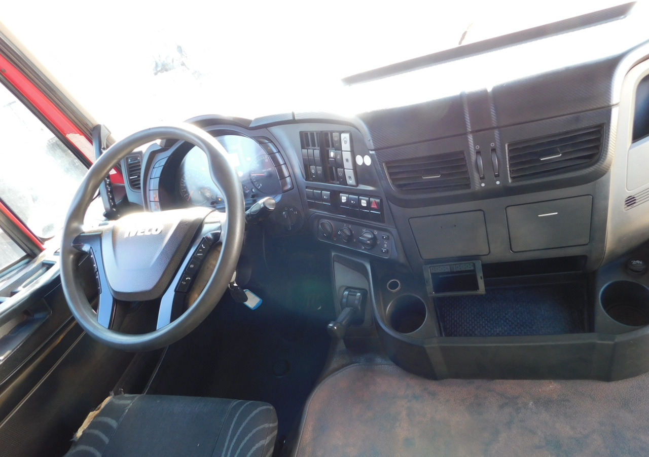 Interior photo 1: 덤프트럭 Iveco Trakker 450
