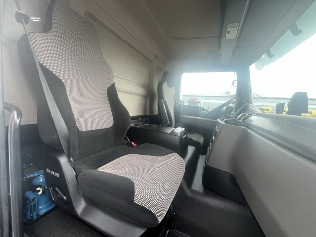 MAN TGM 15.290 4x2 LL Tiefkühler ATP 08.2028 Euro6 - 냉동 밴 : 사진 4 MAN TGM 15.290 4x2 LL Tiefkühler ATP 08.2028 Euro6 - 냉동 밴 : 사진 4
