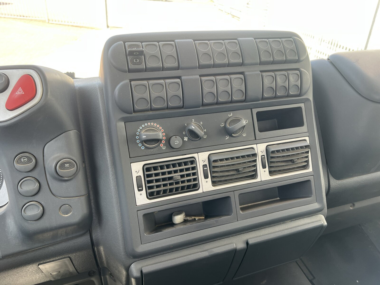 EuroCargo ML80E18K 4x2 EuroCargo ML80E18K 4x2 - 덤프트럭 : 사진 5 EuroCargo ML80E18K 4x2 EuroCargo ML80E18K 4x2 - 덤프트럭 : 사진 5