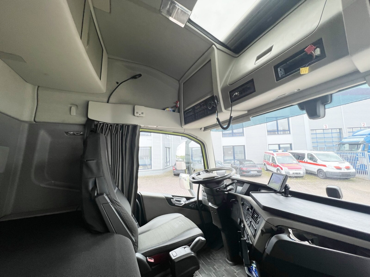 FH 460 4x2 FH 460 4x2, Retarder, Low-Liner, Voll-Luft gefedert - 트랙터 유닛 : 사진 5 FH 460 4x2 FH 460 4x2, Retarder, Low-Liner, Voll-Luft gefedert - 트랙터 유닛 : 사진 5