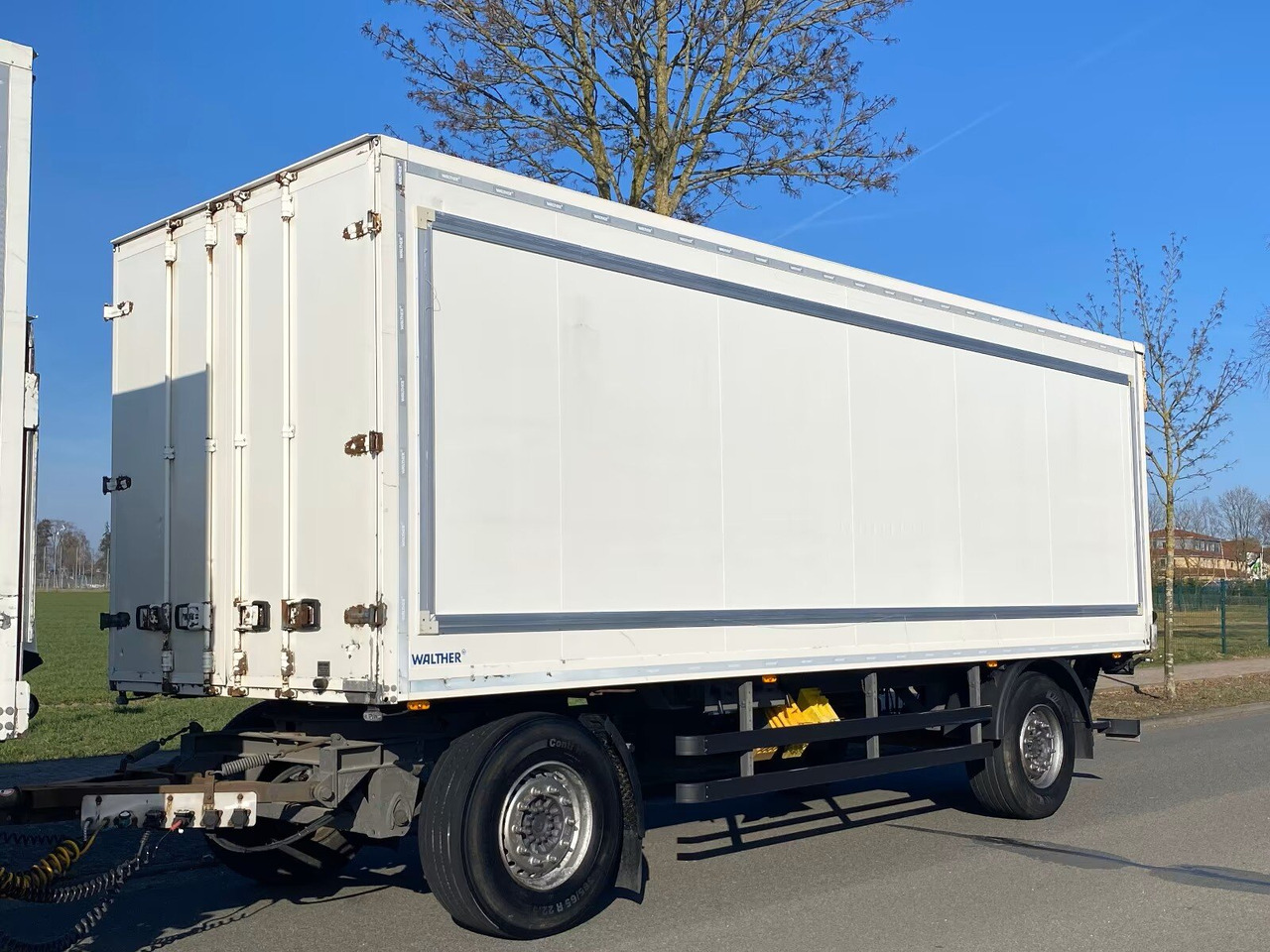 Kofferanhänger mit LBW Kofferanhänger mit LBW, Durchladesystem - 밀폐형 박스 트레일러 : 사진 1 Kofferanhänger mit LBW Kofferanhänger mit LBW, Durchladesystem - 밀폐형 박스 트레일러 : 사진 1