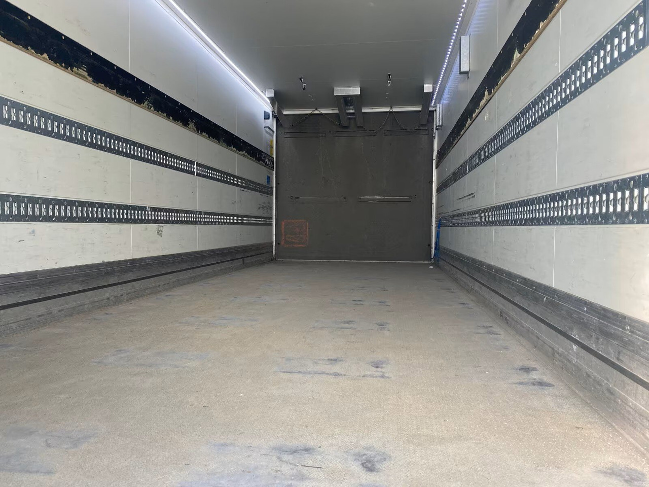 Kofferanhänger mit LBW Kofferanhänger mit LBW, Durchladesystem - 밀폐형 박스 트레일러 : 사진 4 Kofferanhänger mit LBW Kofferanhänger mit LBW, Durchladesystem - 밀폐형 박스 트레일러 : 사진 4