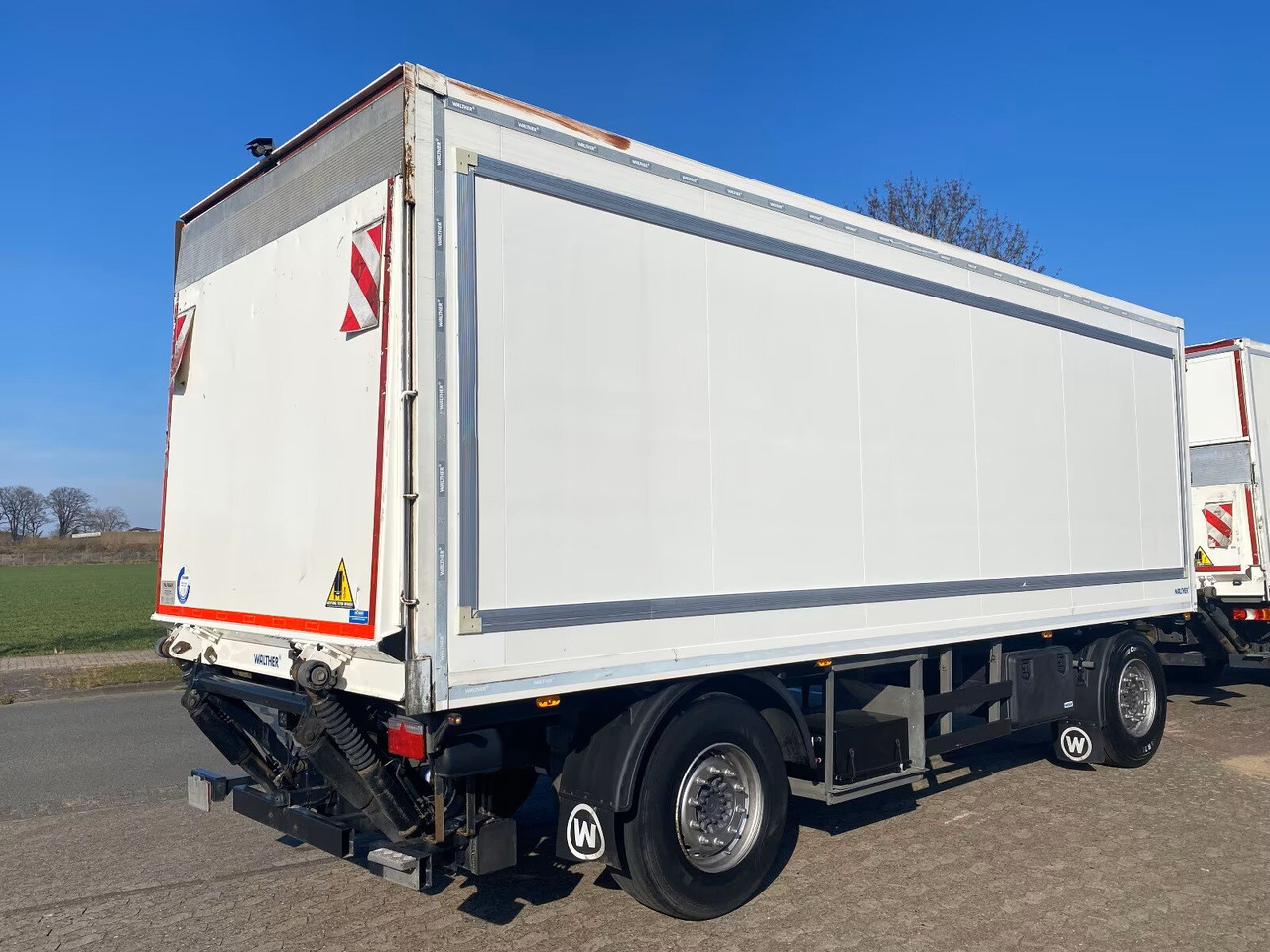 Kofferanhänger mit LBW Kofferanhänger mit LBW, Durchladesystem - 밀폐형 박스 트레일러 : 사진 2 Kofferanhänger mit LBW Kofferanhänger mit LBW, Durchladesystem - 밀폐형 박스 트레일러 : 사진 2