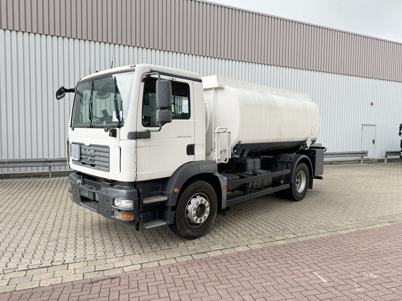 MAN TGM 18.280 4X2 BL TGM 18.280 4X2 BL, Esterer Tankaufbau ca. 13.910l, 2 Kammern - 유조트럭 : 사진 1 MAN TGM 18.280 4X2 BL TGM 18.280 4X2 BL, Esterer Tankaufbau ca. 13.910l, 2 Kammern - 유조트럭 : 사진 1