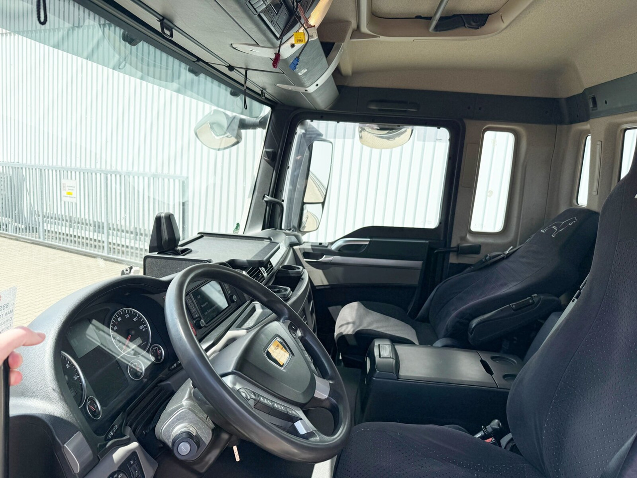 MAN TGS 26.460 6x2-4 BL TGS 26.460 6x2-4 BL, Lenk-/Liftachse, Motorabtrieb - 후크 리프트 트럭 : 사진 3 MAN TGS 26.460 6x2-4 BL TGS 26.460 6x2-4 BL, Lenk-/Liftachse, Motorabtrieb - 후크 리프트 트럭 : 사진 3
