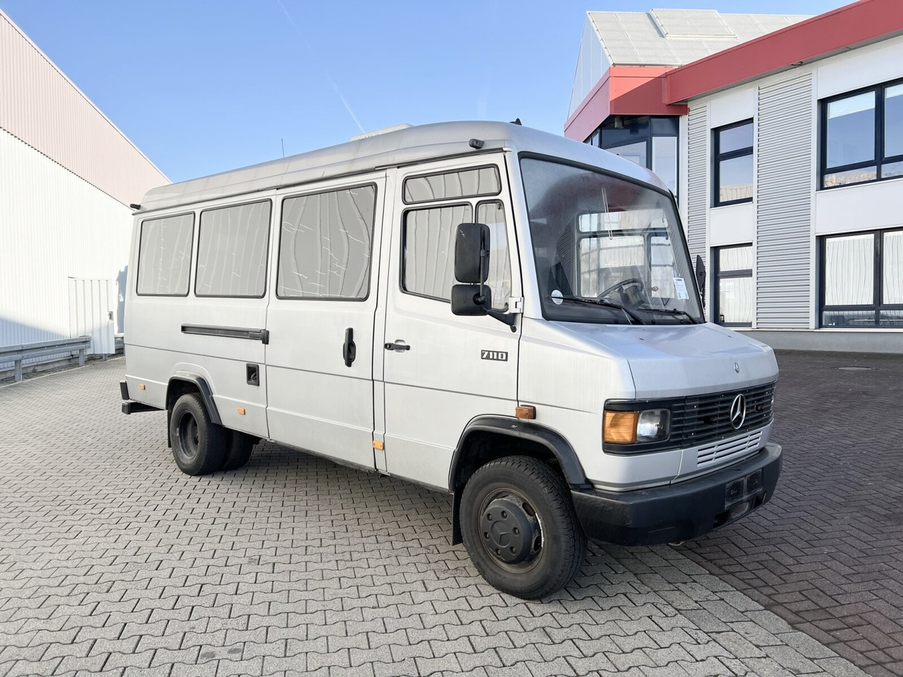 소형 버스, 승합차 Mercedes-Benz 711 D-KA 4x2 711 D-KA 4x2, Standklima, 11-Sitze, 2 x on stock : 사진 10 소형 버스, 승합차 Mercedes-Benz 711 D-KA 4x2 711 D-KA 4x2, Standklima, 11-Sitze, 2 x on stock : 사진 10