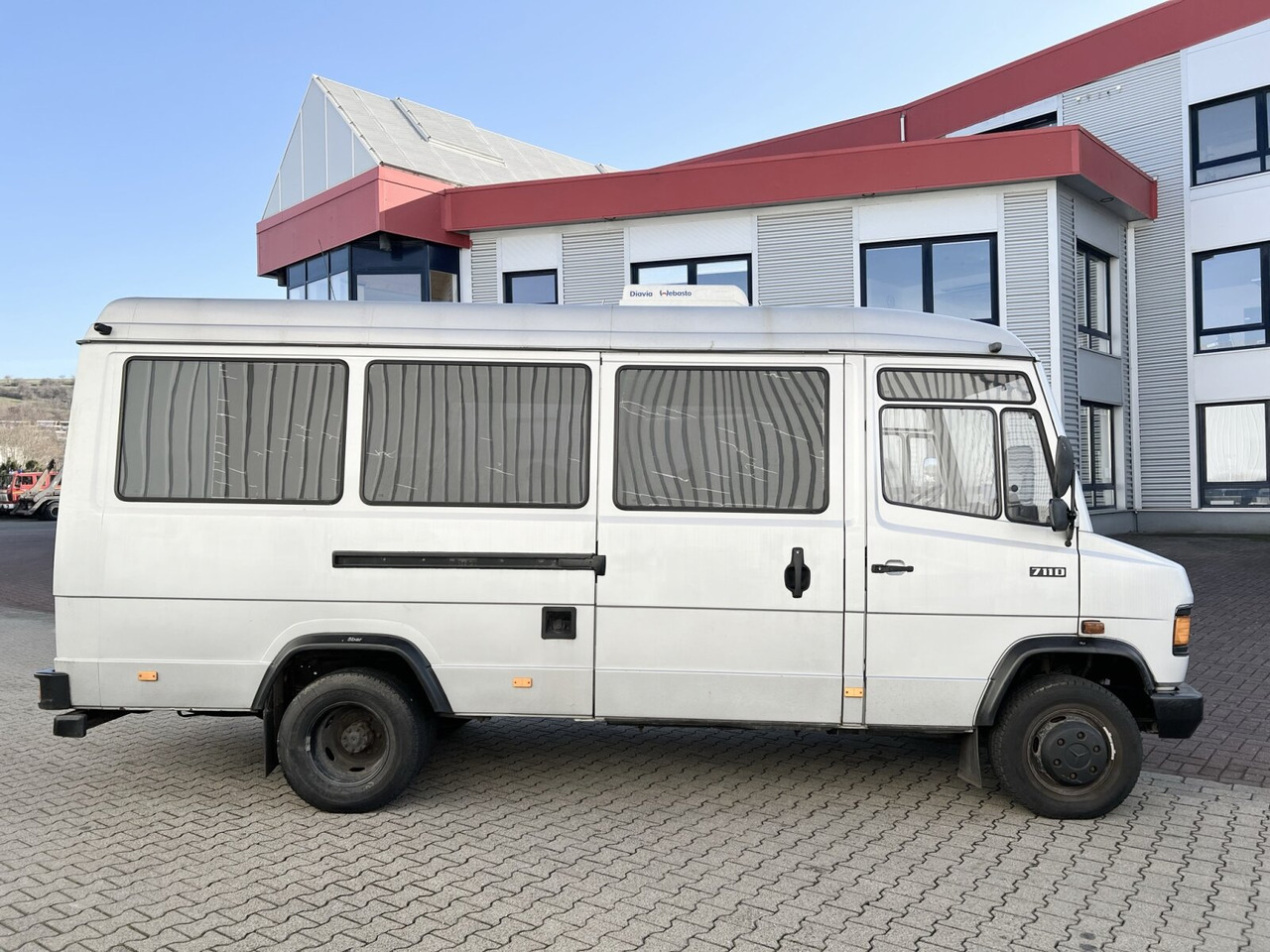 소형 버스, 승합차 Mercedes-Benz 711 D-KA 4x2 711 D-KA 4x2, Standklima, 11-Sitze, 2 x on stock : 사진 11 소형 버스, 승합차 Mercedes-Benz 711 D-KA 4x2 711 D-KA 4x2, Standklima, 11-Sitze, 2 x on stock : 사진 11