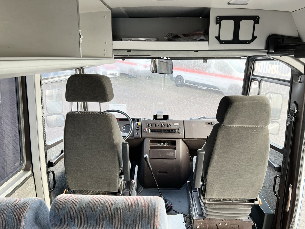 소형 버스, 승합차 Mercedes-Benz 711 D-KA 4x2 711 D-KA 4x2, Standklima, 11-Sitze, 2 x on stock : 사진 6 소형 버스, 승합차 Mercedes-Benz 711 D-KA 4x2 711 D-KA 4x2, Standklima, 11-Sitze, 2 x on stock : 사진 6
