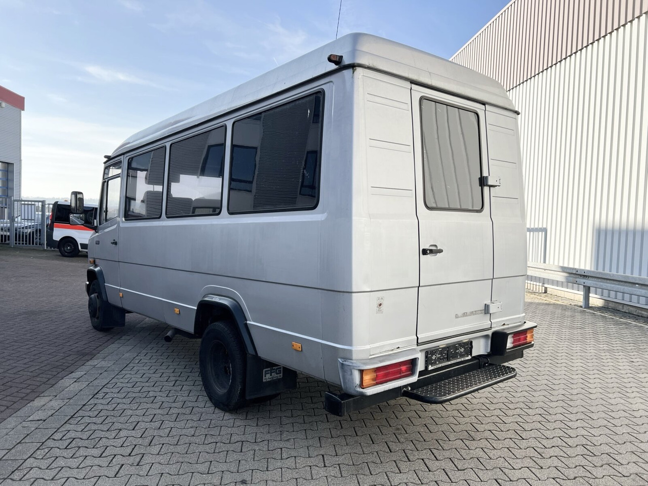 소형 버스, 승합차 Mercedes-Benz 711 D-KA 4x2 711 D-KA 4x2, Standklima, 11-Sitze, 2 x on stock : 사진 14 소형 버스, 승합차 Mercedes-Benz 711 D-KA 4x2 711 D-KA 4x2, Standklima, 11-Sitze, 2 x on stock : 사진 14