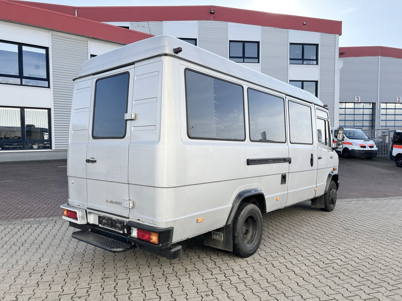 소형 버스, 승합차 Mercedes-Benz 711 D-KA 4x2 711 D-KA 4x2, Standklima, 11-Sitze, 2 x on stock : 사진 12 소형 버스, 승합차 Mercedes-Benz 711 D-KA 4x2 711 D-KA 4x2, Standklima, 11-Sitze, 2 x on stock : 사진 12