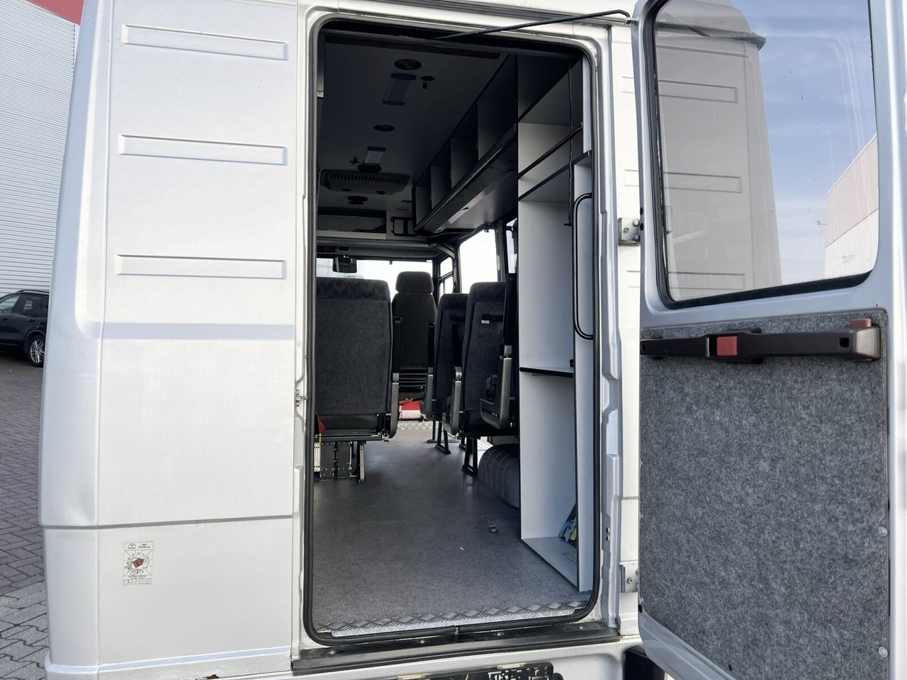 소형 버스, 승합차 Mercedes-Benz 711 D-KA 4x2 711 D-KA 4x2, Standklima, 11-Sitze, 2 x on stock : 사진 7 소형 버스, 승합차 Mercedes-Benz 711 D-KA 4x2 711 D-KA 4x2, Standklima, 11-Sitze, 2 x on stock : 사진 7