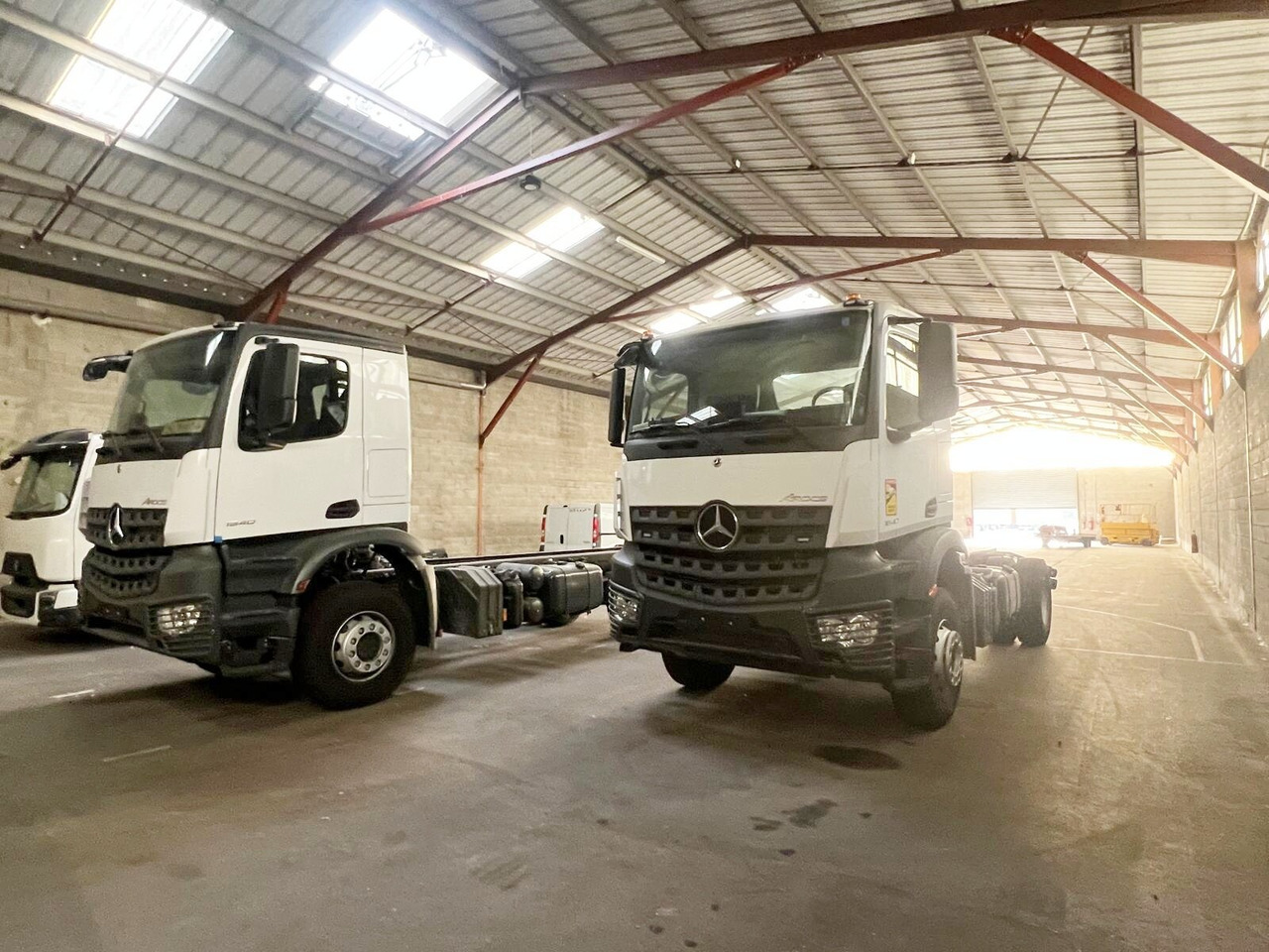Mercedes-Benz Arocs 1840 K 4x2 Arocs 1840 K 4x2, MultimediaCockpit, 2x Nebenantrieb, NMV & Motorabtrieb - 캡 새시 트럭 : 사진 1 Mercedes-Benz Arocs 1840 K 4x2 Arocs 1840 K 4x2, MultimediaCockpit, 2x Nebenantrieb, NMV & Motorabtrieb - 캡 새시 트럭 : 사진 1