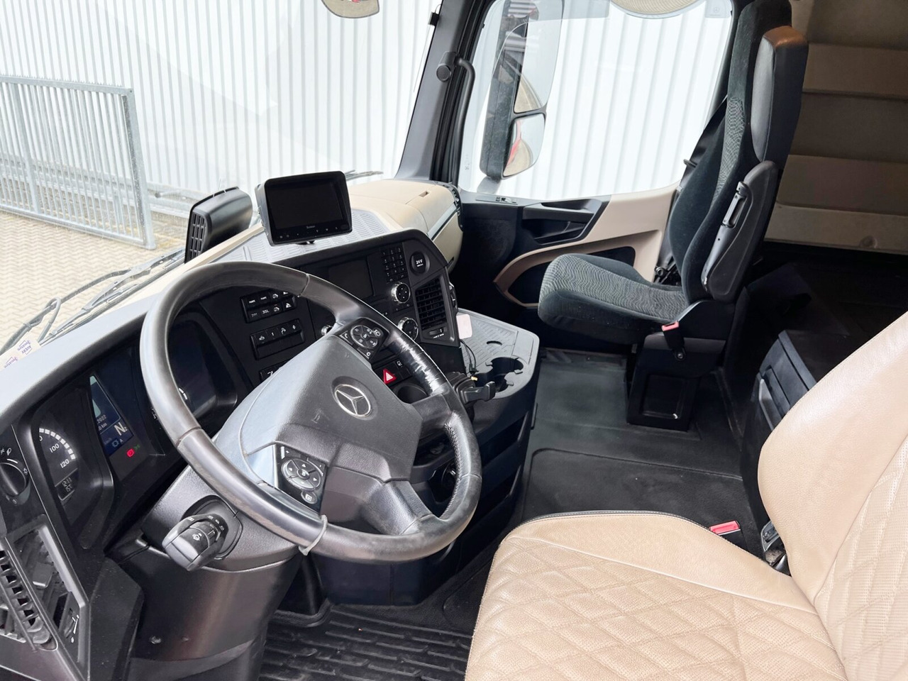 Mercedes-Benz Arocs 3263 8x4/4 Arocs 3263 8x4/4, Retarder, Stahlmulde ca.14m³, Hydr. Heckklappe - 덤프트럭 : 사진 5 Mercedes-Benz Arocs 3263 8x4/4 Arocs 3263 8x4/4, Retarder, Stahlmulde ca.14m³, Hydr. Heckklappe - 덤프트럭 : 사진 5