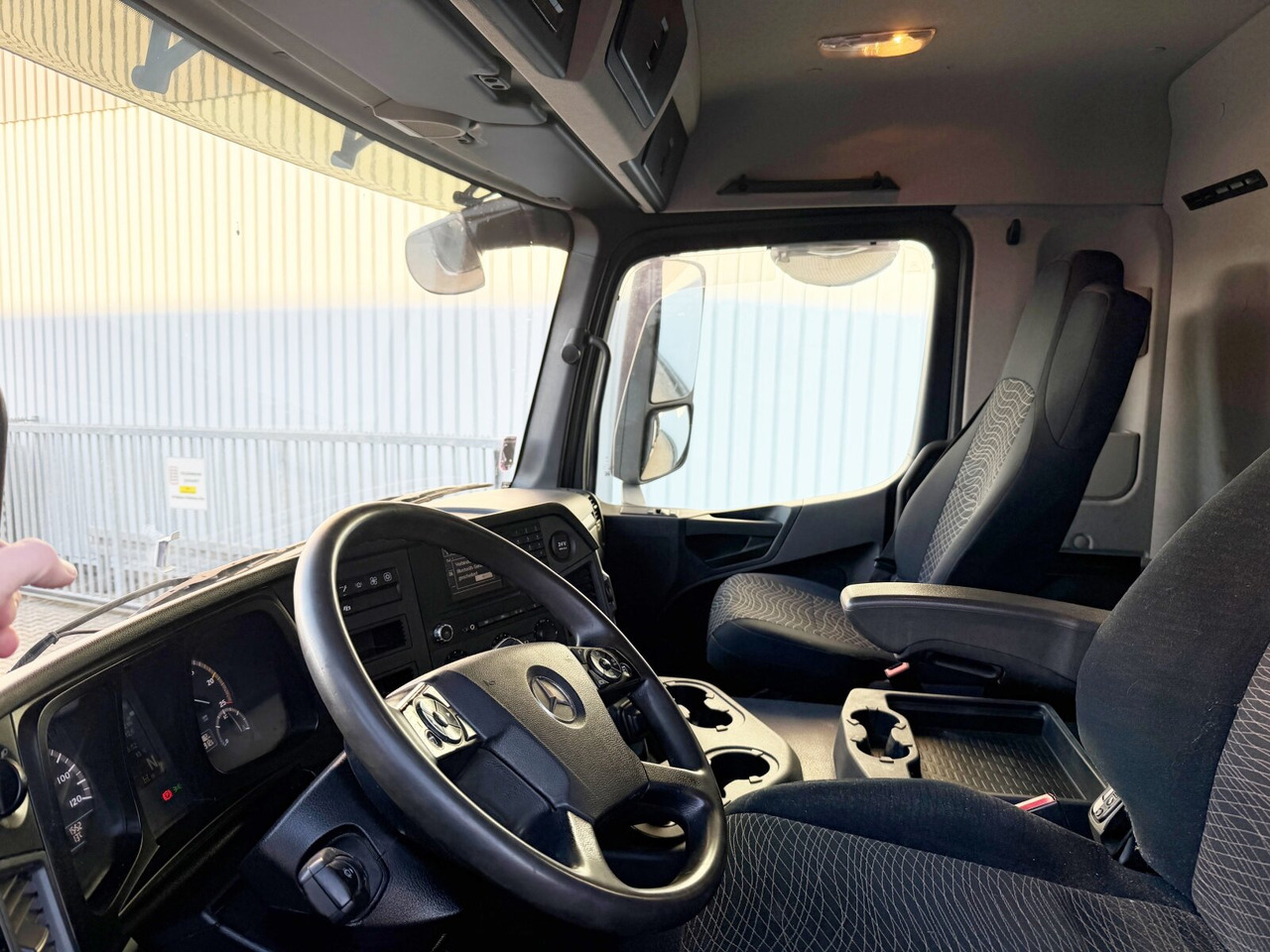 Mercedes-Benz Arocs 3351 AK 6x6 Arocs 3351 AK 6x6, Retarder, Grounder, Motorabtrieb, pneum. Heckklappenöffnung - 덤프트럭 : 사진 4 Mercedes-Benz Arocs 3351 AK 6x6 Arocs 3351 AK 6x6, Retarder, Grounder, Motorabtrieb, pneum. Heckklappenöffnung - 덤프트럭 : 사진 4