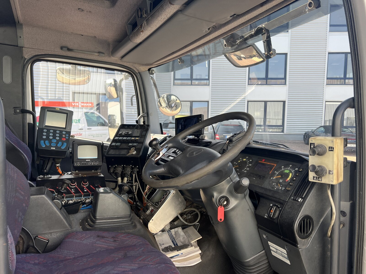 Mercedes-Benz Atego 1828 L 4x2 Atego 1828 L 4x2, Rechtslenker, Winterdienstaustattung - 캡 새시 트럭 : 사진 5 Mercedes-Benz Atego 1828 L 4x2 Atego 1828 L 4x2, Rechtslenker, Winterdienstaustattung - 캡 새시 트럭 : 사진 5