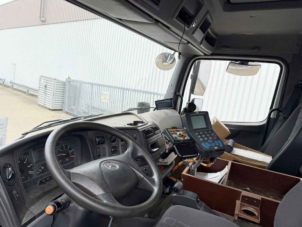 Mercedes-Benz Axor 1824 AK 4x4 Axor 1824 AK 4x4, Tele-Absetzer, Winterdienstausstattung - 스킵 로더 트럭 : 사진 4 Mercedes-Benz Axor 1824 AK 4x4 Axor 1824 AK 4x4, Tele-Absetzer, Winterdienstausstattung - 스킵 로더 트럭 : 사진 4