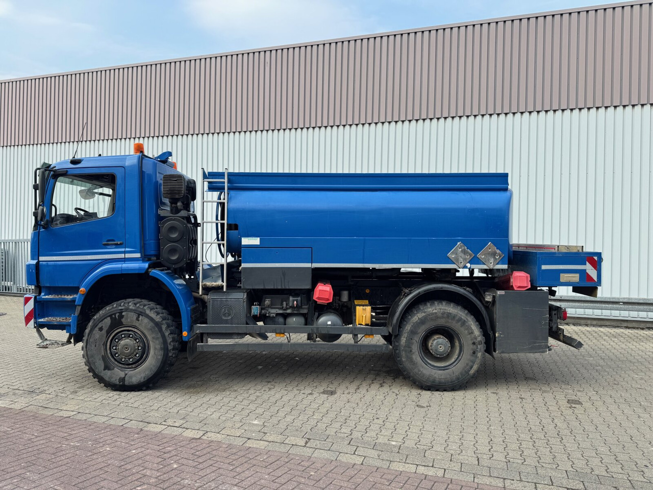 Mercedes-Benz Axor 1829 A 4x4 Axor 1829 A 4x4, Willig Tank ca. 8500l, 2 Kammern - 유조트럭 : 사진 3 Mercedes-Benz Axor 1829 A 4x4 Axor 1829 A 4x4, Willig Tank ca. 8500l, 2 Kammern - 유조트럭 : 사진 3