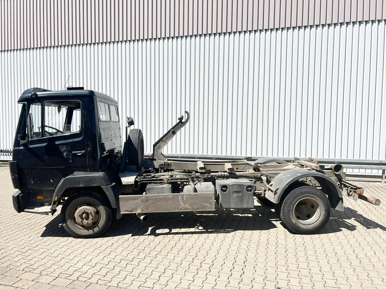 Mercedes-Benz LK 817 4x2 LK 817 4x2/37, City-Abroller, 6-Zylinder Motor - 후크 리프트 트럭 : 사진 1 Mercedes-Benz LK 817 4x2 LK 817 4x2/37, City-Abroller, 6-Zylinder Motor - 후크 리프트 트럭 : 사진 1