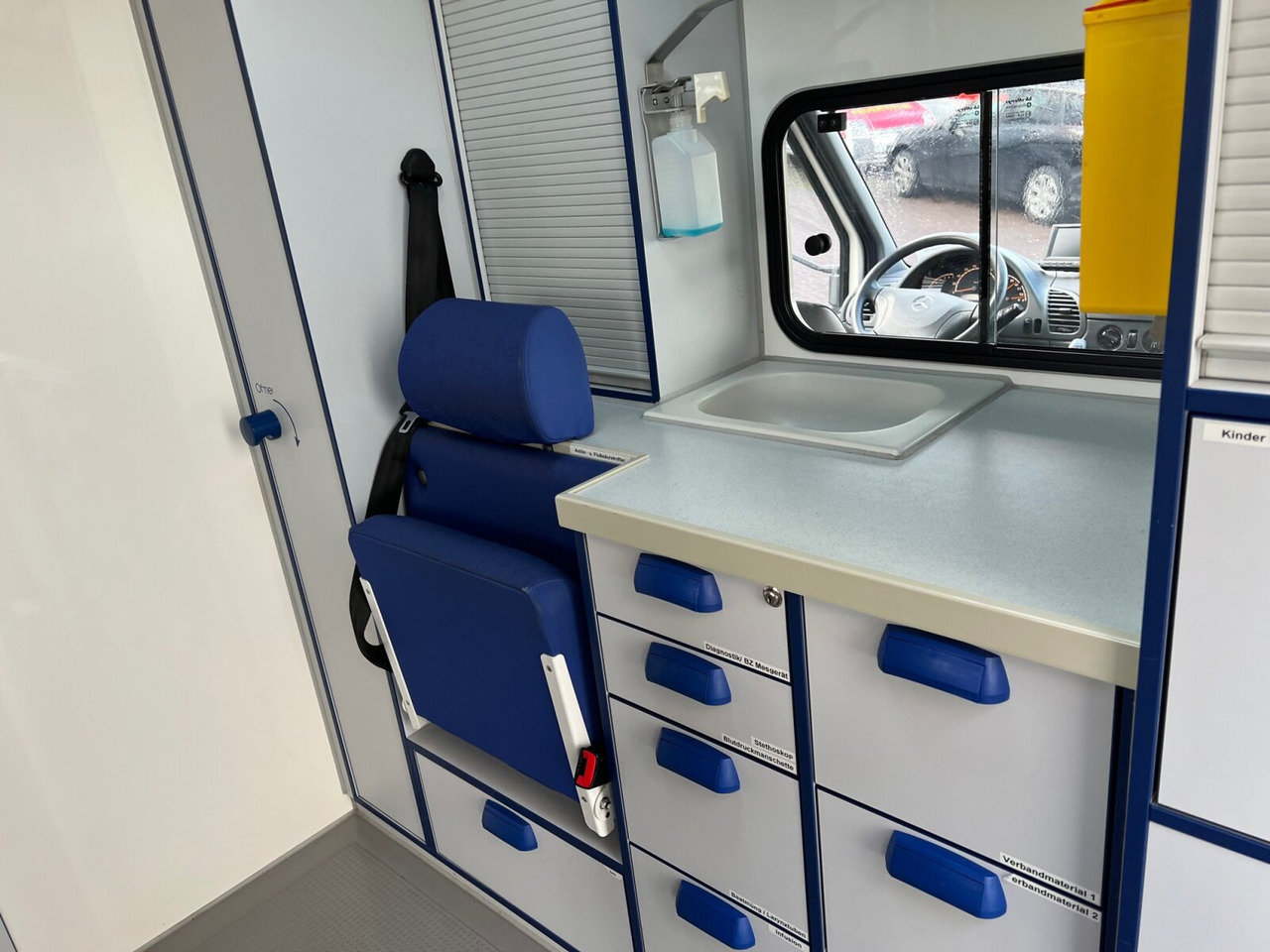 Mercedes-Benz Sprinter 313 CDI 4x2 Sprinter 313 CDI 4x2, Rettungswagen - 구급차 : 사진 4 Mercedes-Benz Sprinter 313 CDI 4x2 Sprinter 313 CDI 4x2, Rettungswagen - 구급차 : 사진 4