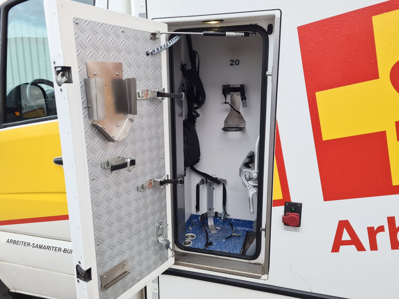 Mercedes-Benz Sprinter 516 CDI 4x2 Sprinter 516 CDI 4x2, Rettungswagen - 패널 밴 : 사진 4 Mercedes-Benz Sprinter 516 CDI 4x2 Sprinter 516 CDI 4x2, Rettungswagen - 패널 밴 : 사진 4