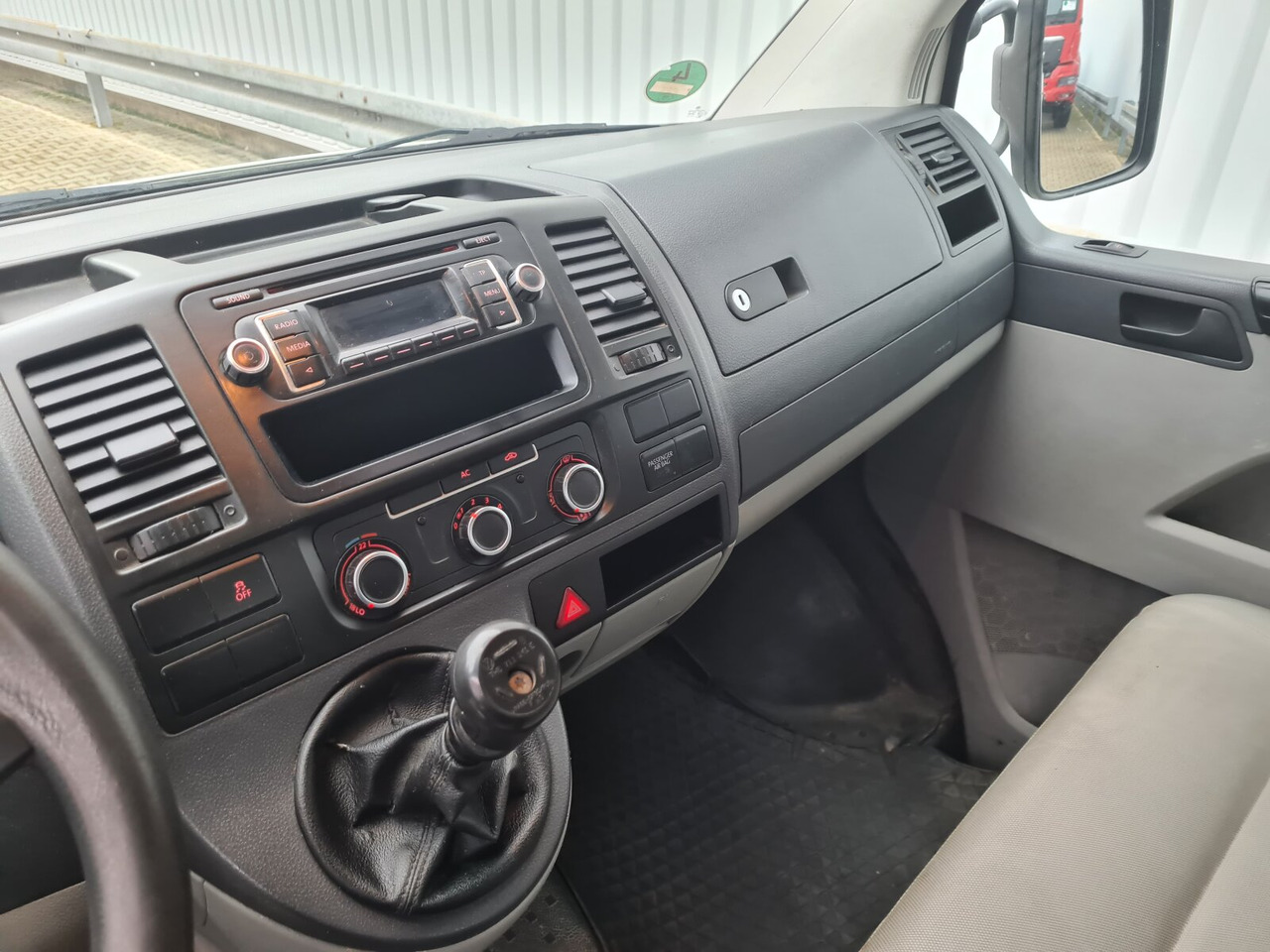 플랫베드 밴, 콤비 밴 T5 Doka 4x2 T5 Doka 4x2, 2.0 ltr. TDI Pritsche : 사진 7 플랫베드 밴, 콤비 밴 T5 Doka 4x2 T5 Doka 4x2, 2.0 ltr. TDI Pritsche : 사진 7