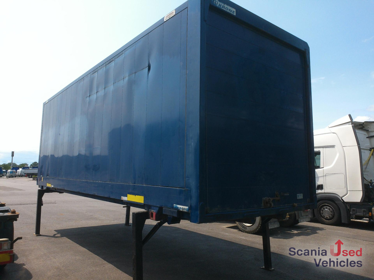 KRONE WB Koffer 7,82 Rolltor - 트레일러 : 사진 4 KRONE WB Koffer 7,82 Rolltor - 트레일러 : 사진 4