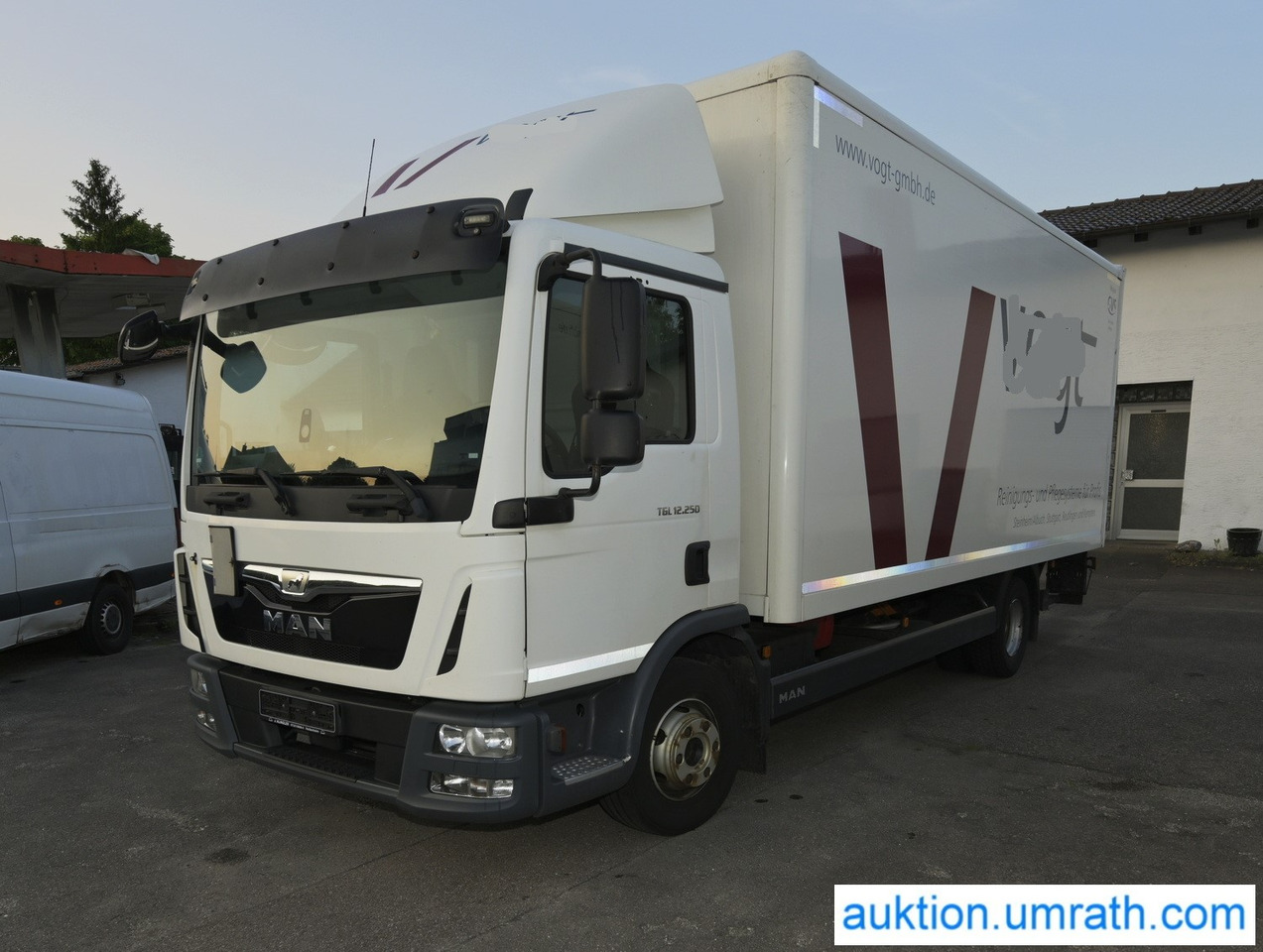 MAN TGL 12.250 4x2 L/BL Koffer Ladebordwand Klimaautomatik NAVI Luftfederung Automatikgetriebe EURO 6 - 박스 트럭 : 사진 1 MAN TGL 12.250 4x2 L/BL Koffer Ladebordwand Klimaautomatik NAVI Luftfederung Automatikgetriebe EURO 6 - 박스 트럭 : 사진 1