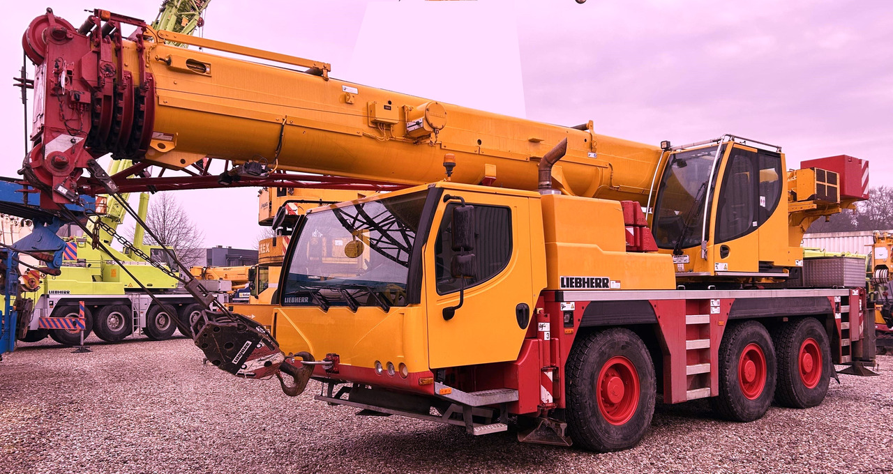 LIEBHERR LTM 1050-3.1 - 전천후 지형 크레인 : 사진 1 LIEBHERR LTM 1050-3.1 - 전천후 지형 크레인 : 사진 1
