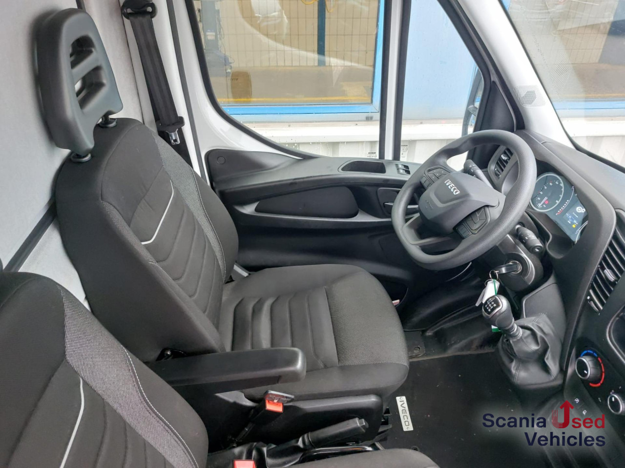 IVECO 35 C 16 Koffer Ladebordwand - 박스 밴 : 사진 2 IVECO 35 C 16 Koffer Ladebordwand - 박스 밴 : 사진 2