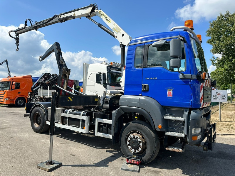 MAN TGA 18.310 4x4 HOOKLIFT + CRANE PALFINGER PK12000 - RADIO - ROTATOR - STEEL SPRING / HUB REDUCTION - MANUAL ZF - BE TRUCK - 후크 리프트 트럭, 크레인 트럭 : 사진 1 MAN TGA 18.310 4x4 HOOKLIFT + CRANE PALFINGER PK12000 - RADIO - ROTATOR - STEEL SPRING / HUB REDUCTION - MANUAL ZF - BE TRUCK - 후크 리프트 트럭, 크레인 트럭 : 사진 1
