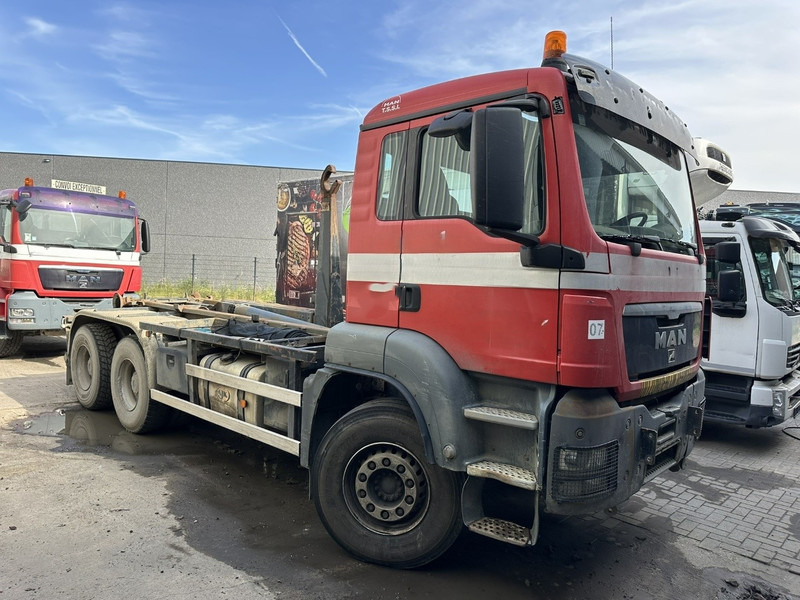 MAN TGA 26.400 6x4 AJK 20T - 5430mm - MANUAL GEARBOX - STEEL SPRING / BLATT - BIG AXLES / AP ACHSEN - 후크 리프트 트럭 : 사진 1 MAN TGA 26.400 6x4 AJK 20T - 5430mm - MANUAL GEARBOX - STEEL SPRING / BLATT - BIG AXLES / AP ACHSEN - 후크 리프트 트럭 : 사진 1