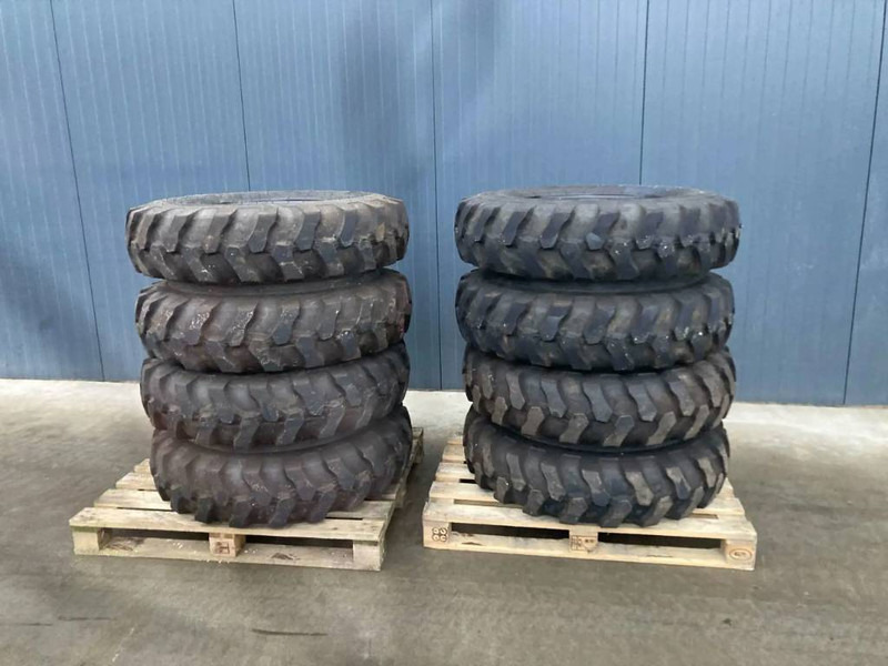 Apollo 1000 x 20 Set / 10.00 x 20: 4x2 Tyres - 휠 및 타이어 건설기계 용 : 사진 1 Apollo 1000 x 20 Set / 10.00 x 20: 4x2 Tyres - 휠 및 타이어 건설기계 용 : 사진 1