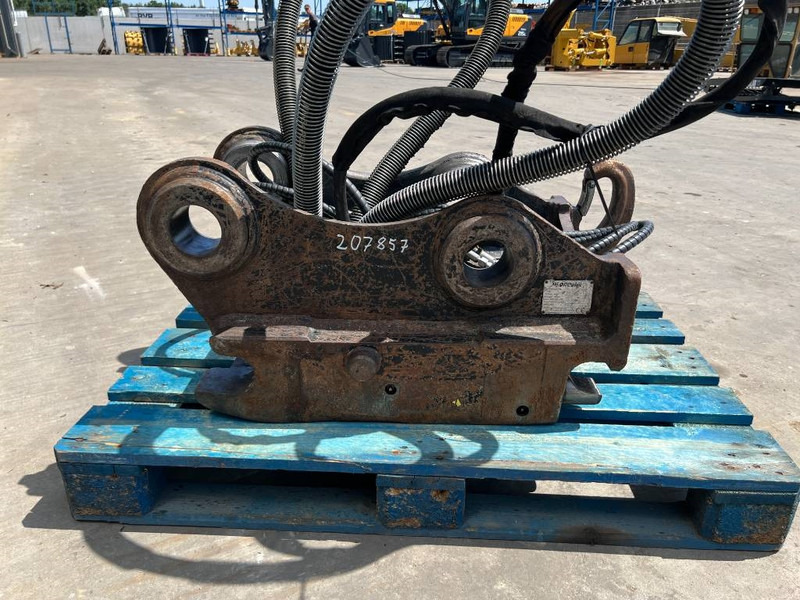 OilQuick OQ70/55 - 323E - 퀵 커플러 건설기계 용 : 사진 4 OilQuick OQ70/55 - 323E - 퀵 커플러 건설기계 용 : 사진 4