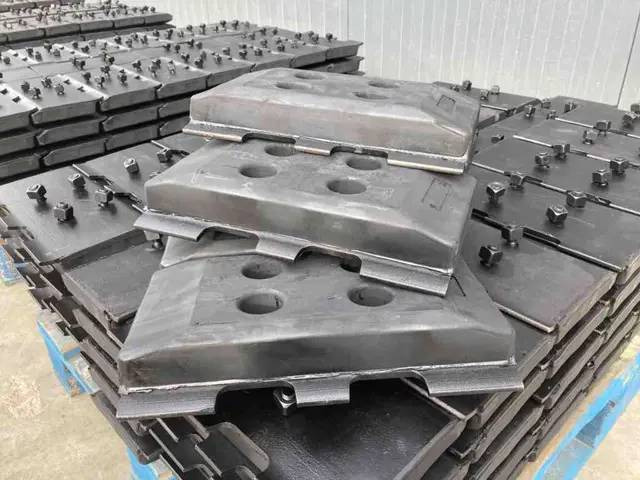 Volvo Rubber Asphalt Pads - 프레임/ 시 건설기계 용 : 사진 1 Volvo Rubber Asphalt Pads - 프레임/ 시 건설기계 용 : 사진 1