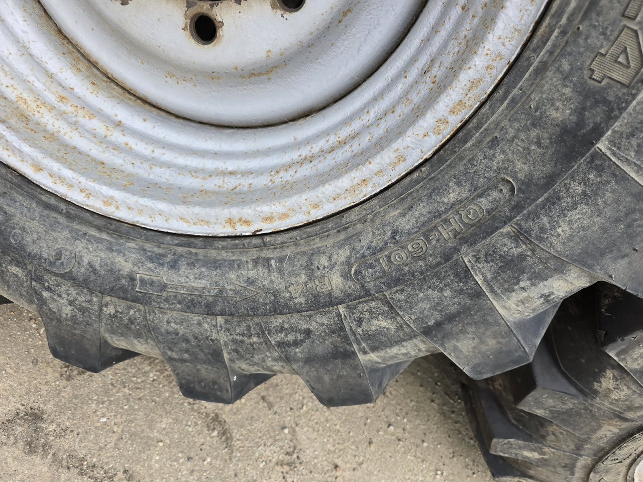 FORERUNNER 17.5 - 24 - 휠 및 타이어 패키지 농업용 기계 용 : 사진 3 FORERUNNER 17.5 - 24 - 휠 및 타이어 패키지 농업용 기계 용 : 사진 3