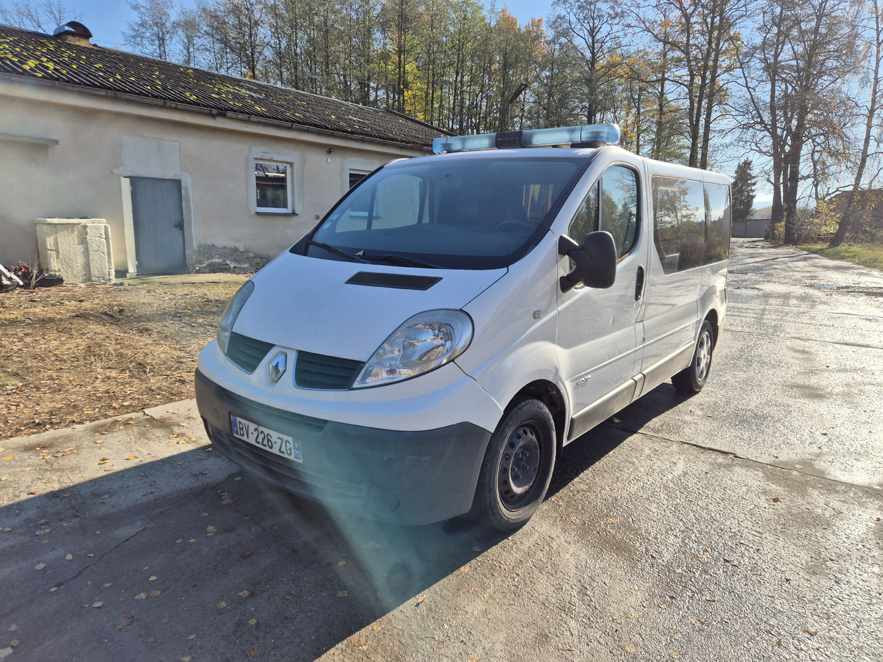 RENAULT Trafic 2.0 dCi 115 KM - 구급차 : 사진 4 RENAULT Trafic 2.0 dCi 115 KM - 구급차 : 사진 4
