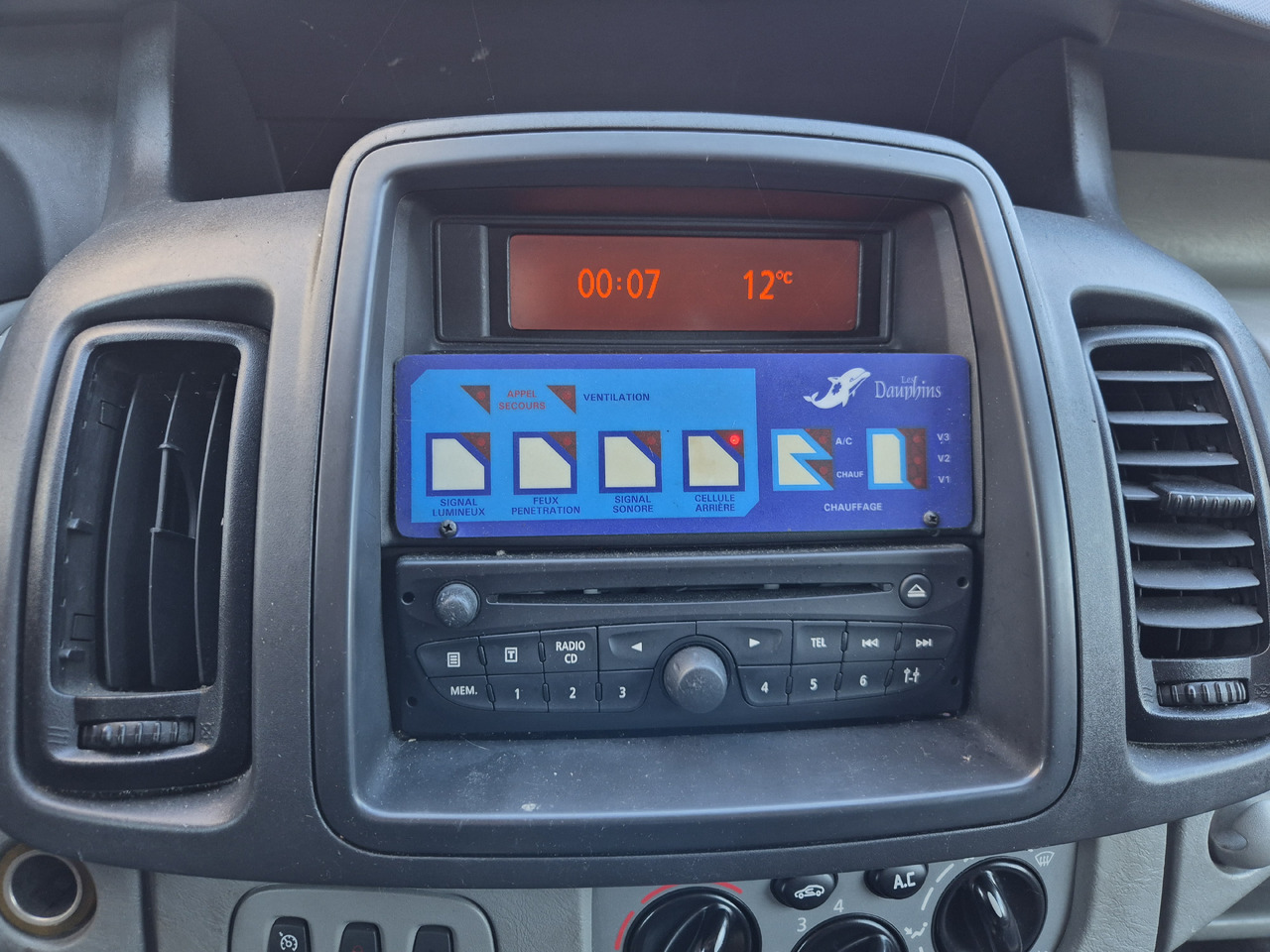 RENAULT Trafic 2.0 dCi 115 KM - 구급차 : 사진 3 RENAULT Trafic 2.0 dCi 115 KM - 구급차 : 사진 3