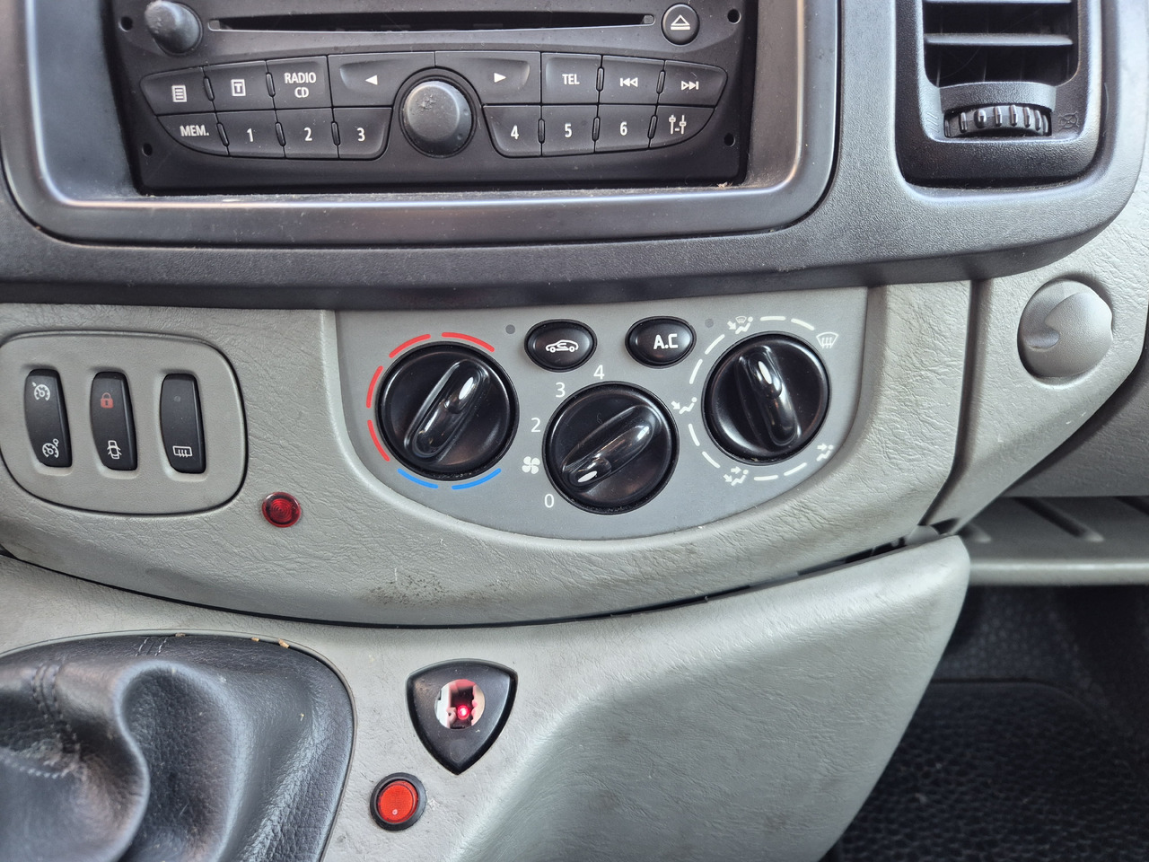 RENAULT Trafic 2.0 dCi 115 KM - 구급차 : 사진 5 RENAULT Trafic 2.0 dCi 115 KM - 구급차 : 사진 5