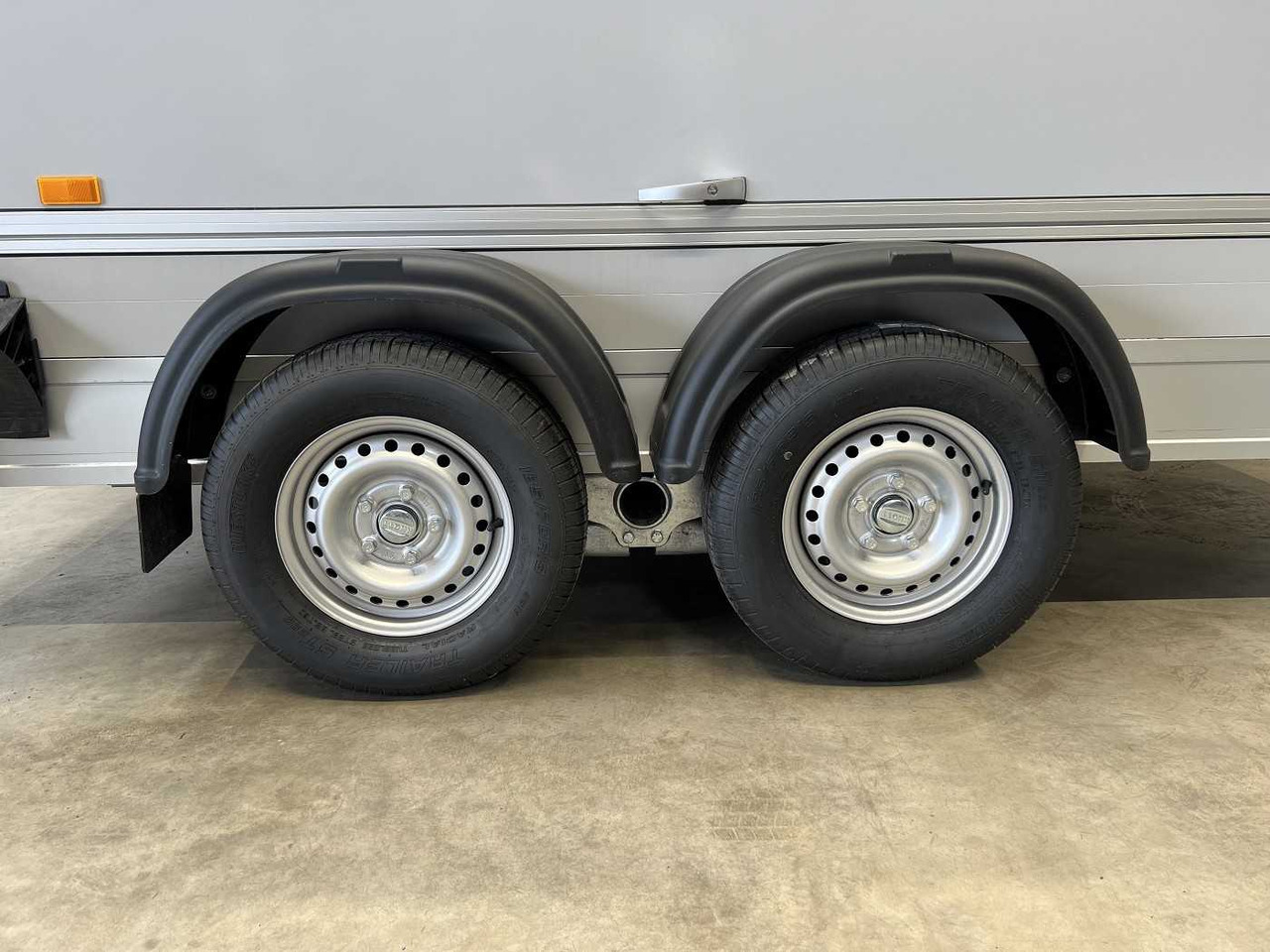 CHEVAL LIBERTE DEBON C500 Fourgon Verk.Kl re +Tür Kofferanhänger - 자판기 트레일러 : 사진 3 CHEVAL LIBERTE DEBON C500 Fourgon Verk.Kl re +Tür Kofferanhänger - 자판기 트레일러 : 사진 3