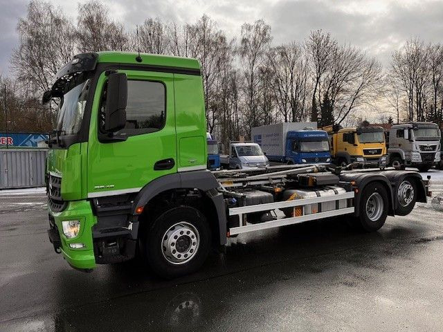 Mercedes-Benz Arocs 2643 Mit Meiller Abrollkipper Top - 후크 리프트 트럭 : 사진 1 Mercedes-Benz Arocs 2643 Mit Meiller Abrollkipper Top - 후크 리프트 트럭 : 사진 1