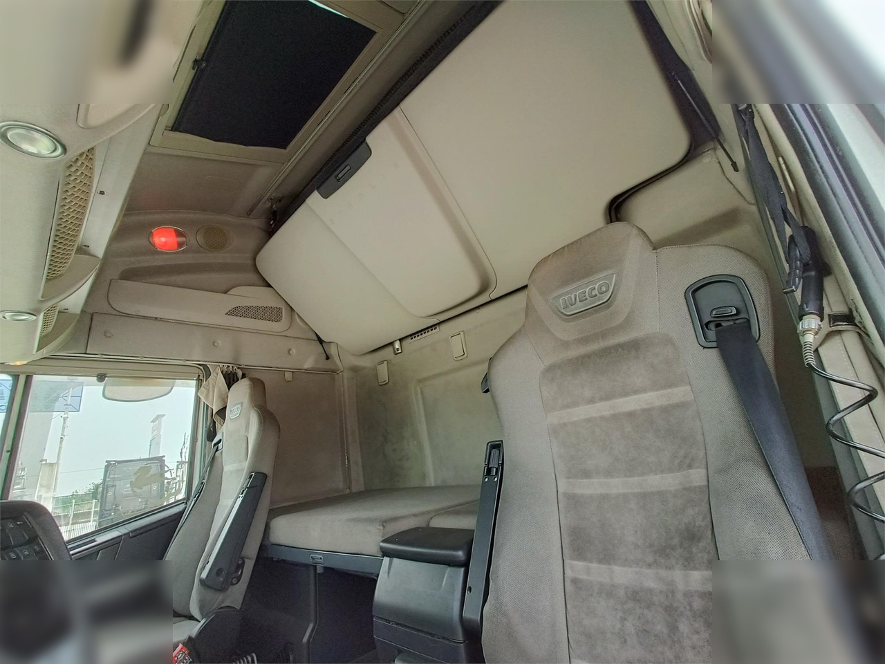 Interior photo 2: 트랙터 유닛 IVECO STRALIS 500