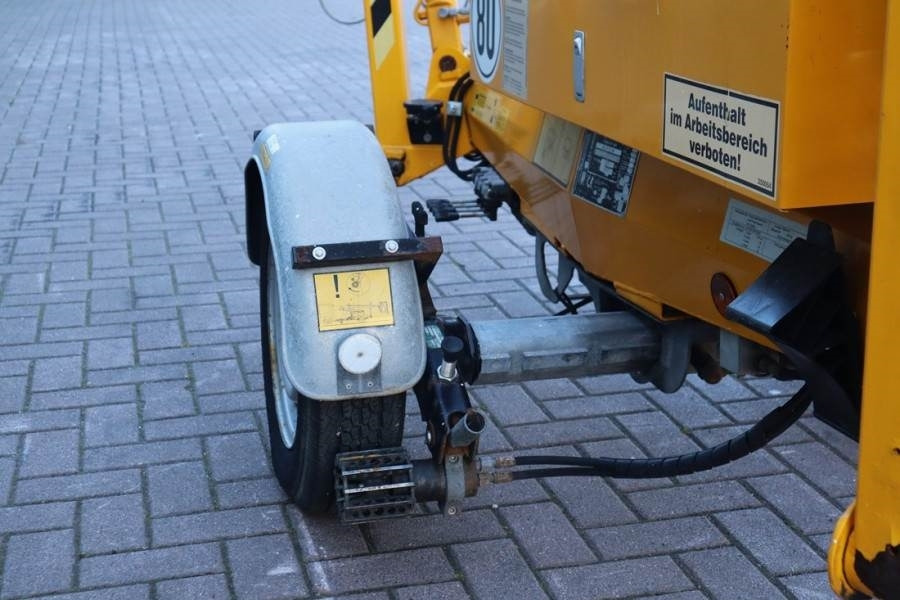 Denka-Lift JR12 Electric, 12m Working Height, 6.7m Reach, 120 - 견인식 붐 리프트 : 사진 3 Denka-Lift JR12 Electric, 12m Working Height, 6.7m Reach, 120 - 견인식 붐 리프트 : 사진 3