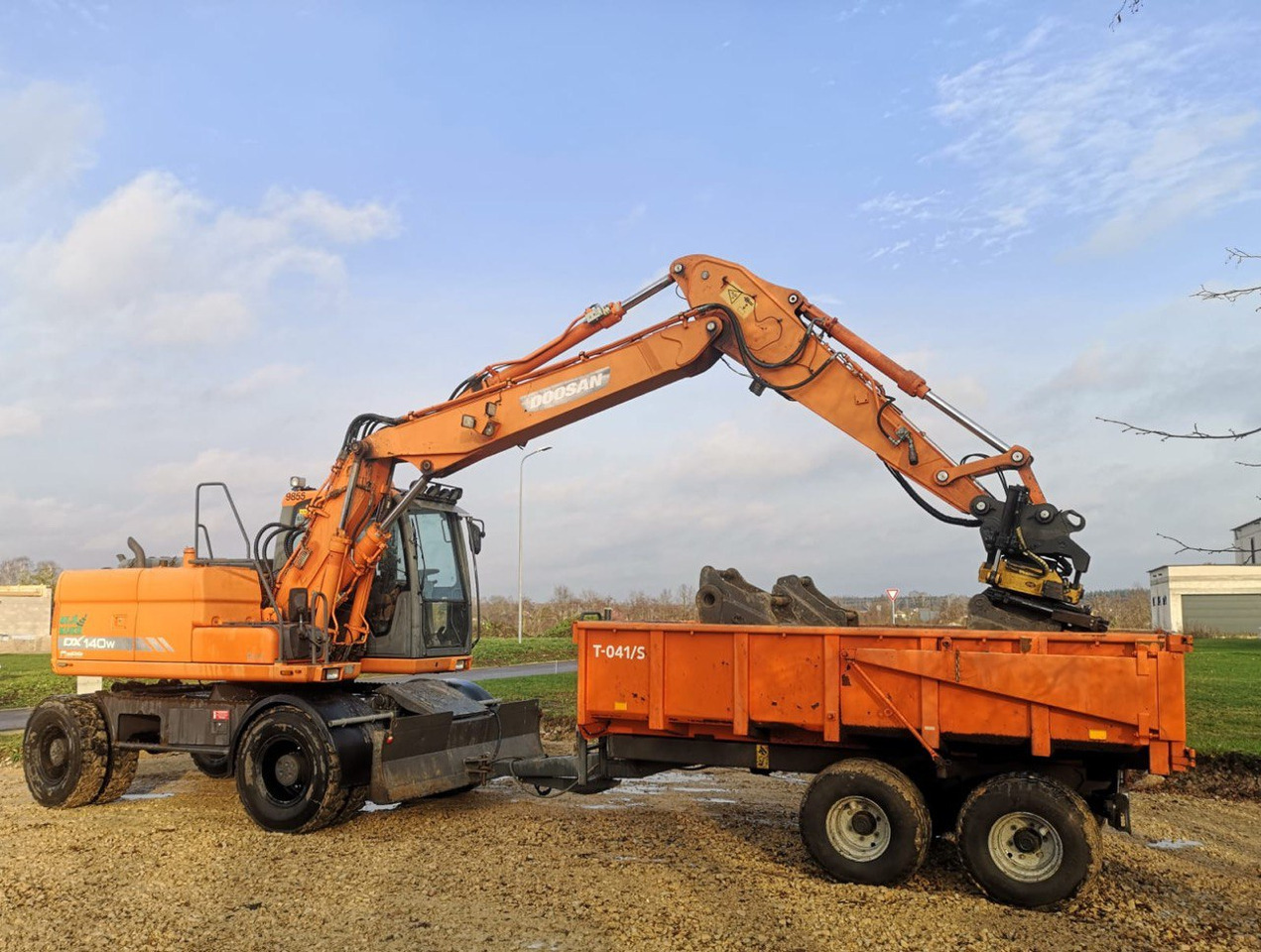 Doosan DX 140 - 휠 굴삭기 : 사진 1 Doosan DX 140 - 휠 굴삭기 : 사진 1