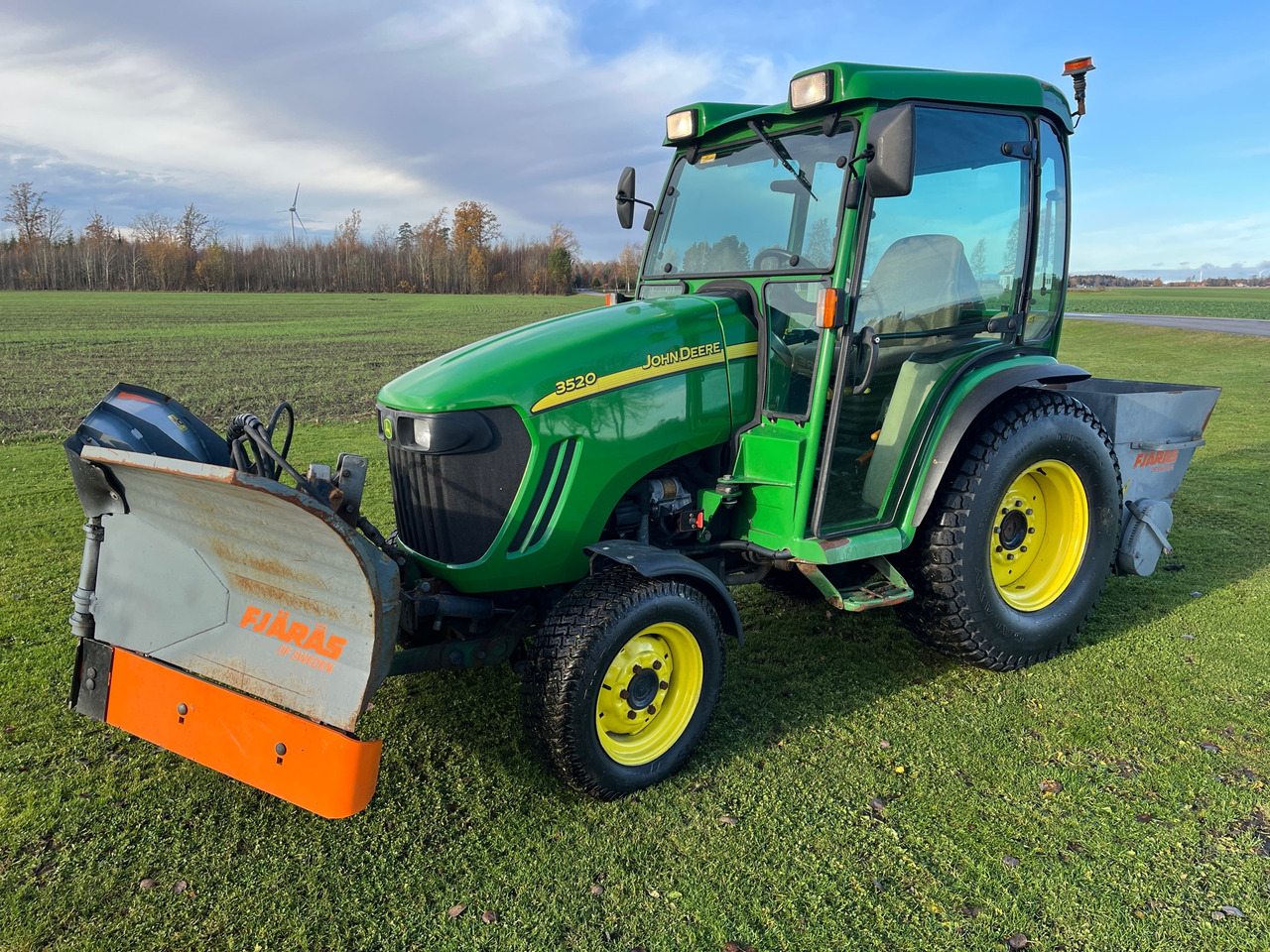 John Deere 3520 - 장궤형 트랙터 : 사진 1 John Deere 3520 - 장궤형 트랙터 : 사진 1